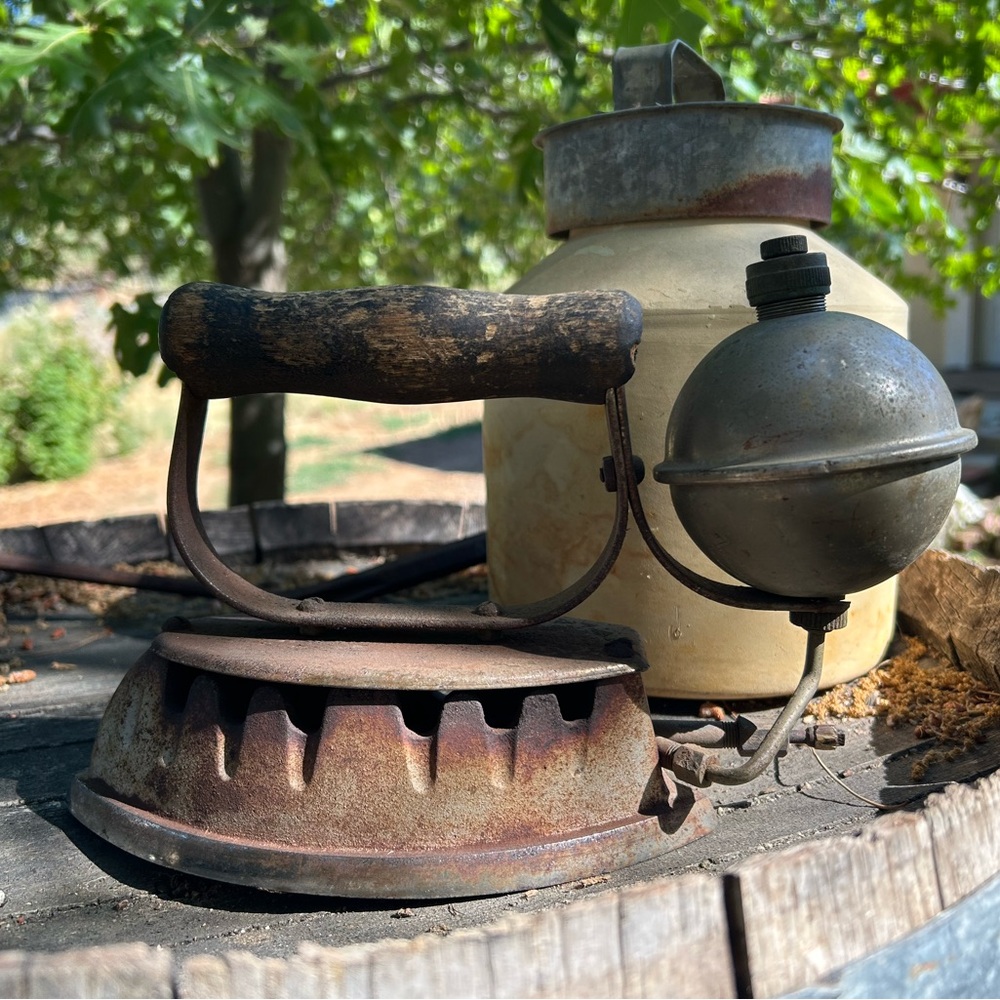 1930 Antique Gas Powered Iron
Diamond Akron Lamp Mfg Co